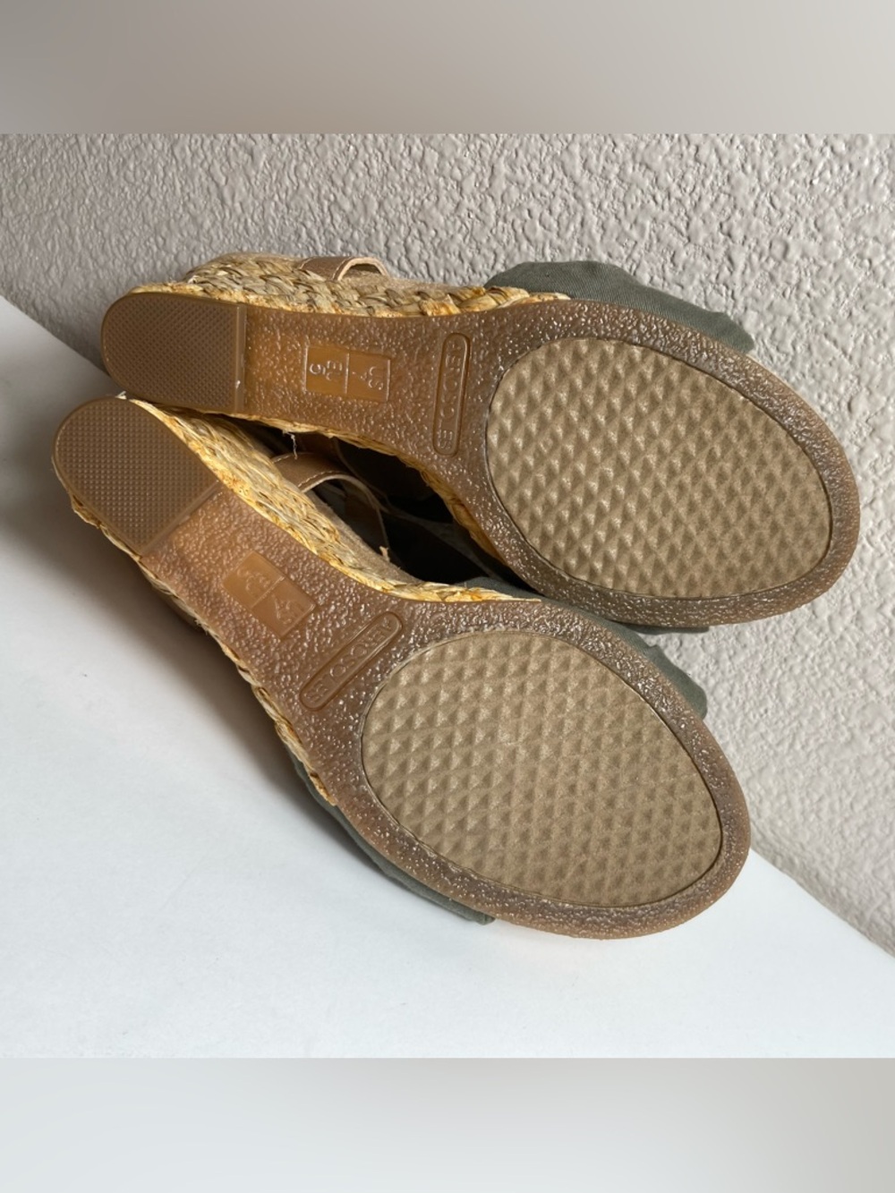 Aerosoles~Earthy~Green~Canvas Fabric~Knotted Design~Rattan~Wedge~Sandal~Size 7 - Picture 10 of 12